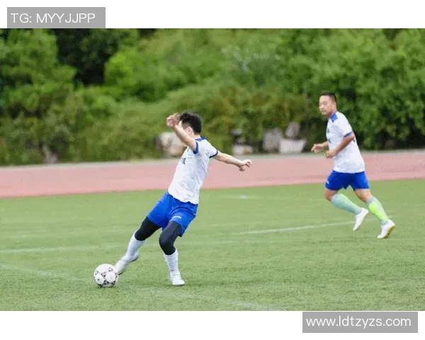 足球明星现身各大联赛揭秘他们的踢球地点与球队动态